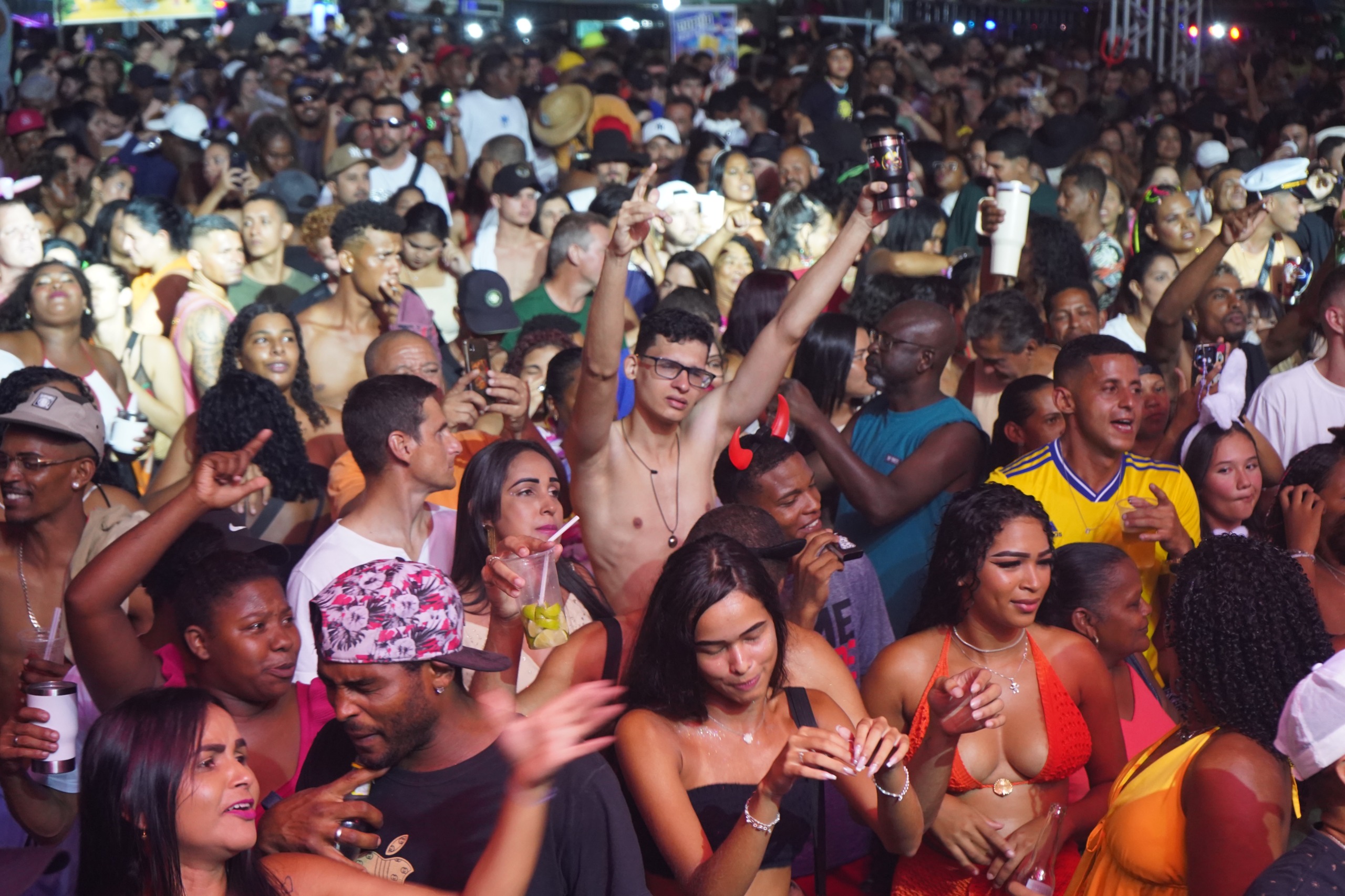 FOTOS DA SEGUNDA NOITE DE FOLIA: SÁBADO DO “GURIRI CARNAVAL 2025” É UM SUCESSO ABSOLUTO