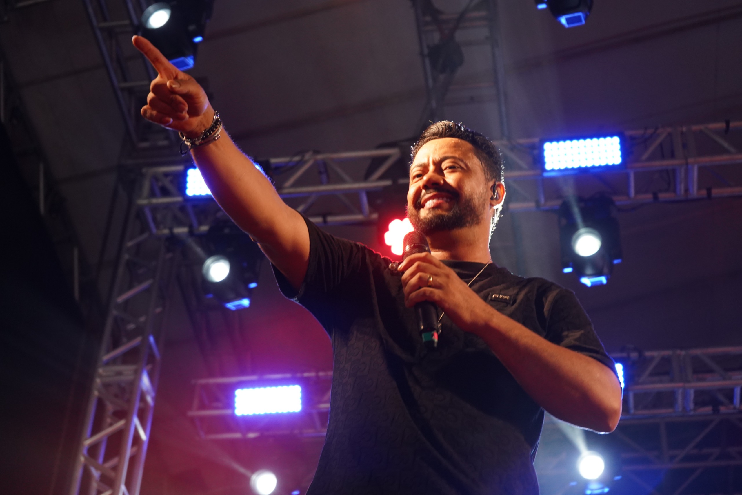 FOTOS DA SEGUNDA NOITE DE FOLIA: SÁBADO DO “GURIRI CARNAVAL 2025” É UM SUCESSO ABSOLUTO