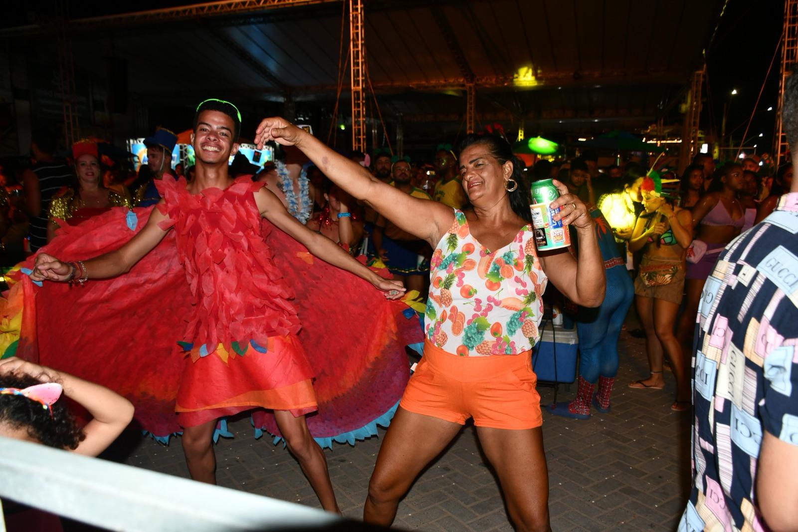 FOTOS DA TERCEIRA NOITE DO GURIRI CARNAVAL 2025: UMA NOITE MEMORÁVEL DE MÚSICA E ALEGRIA