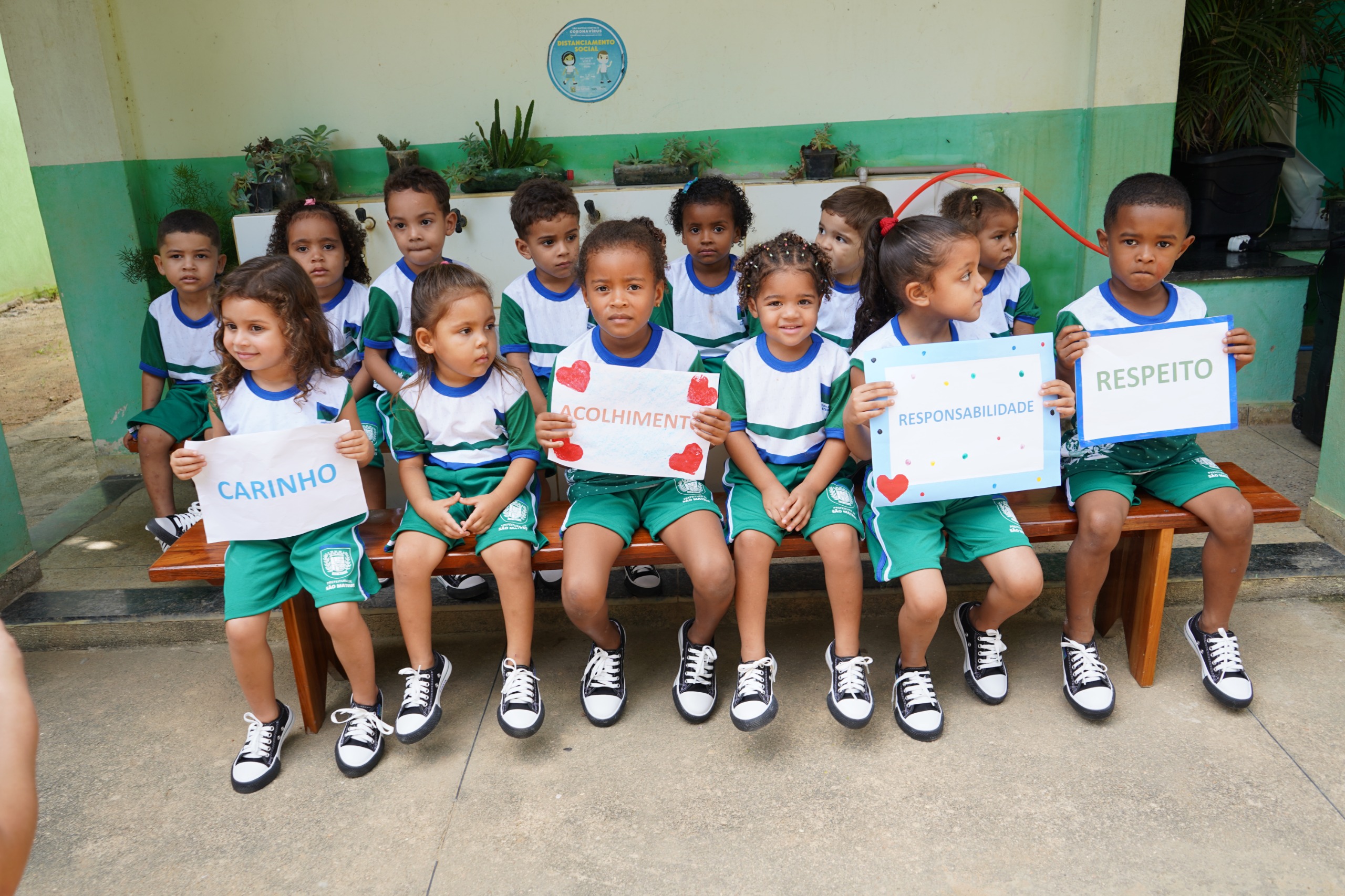 UM SONHO REALIZADO: PREFEITURA REALIZA ENTREGAS DOS UNIFORMES ESCOLARES EM SÃO MATEUS