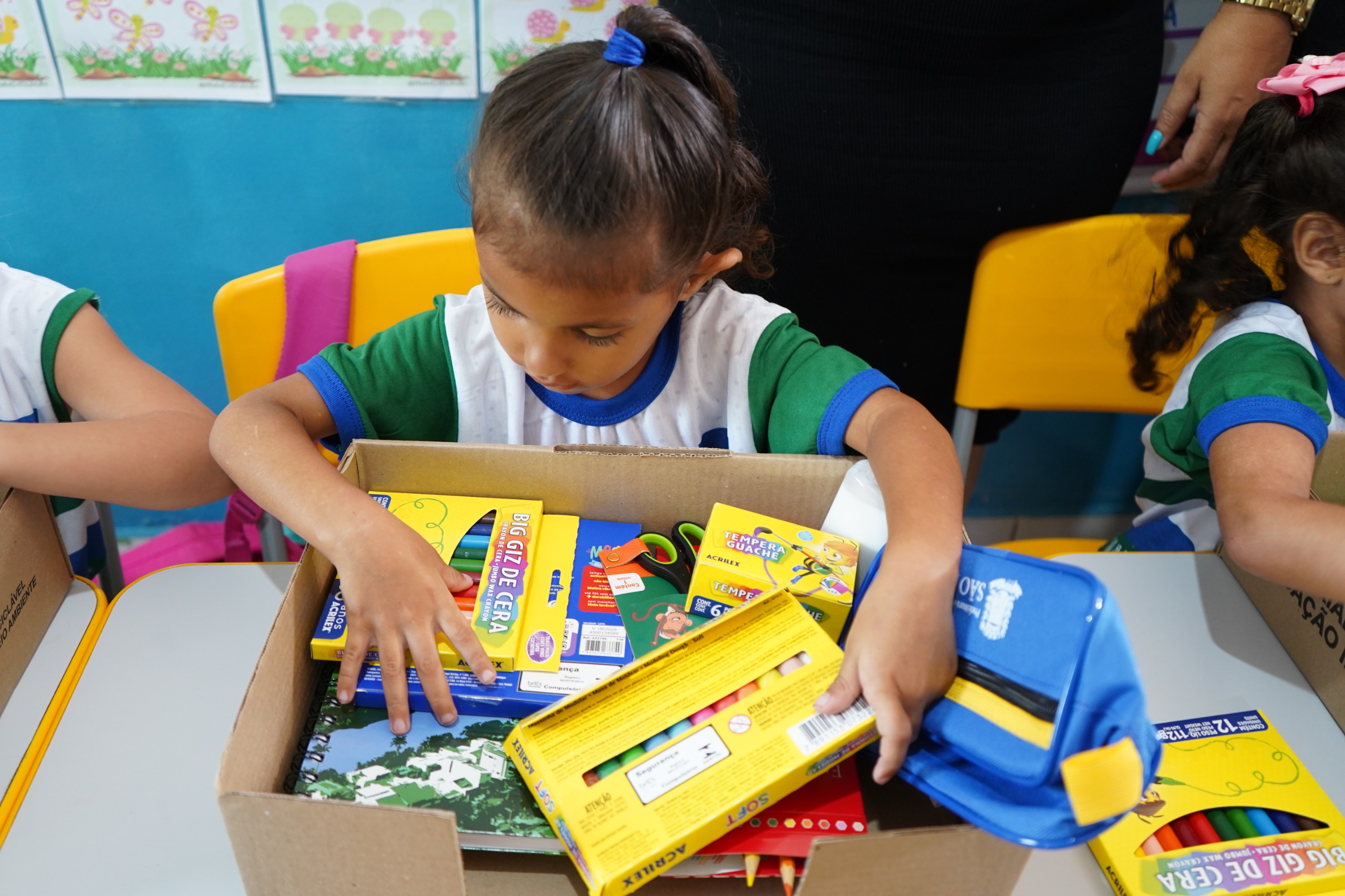 UM SONHO REALIZADO: PREFEITURA REALIZA ENTREGAS DOS UNIFORMES ESCOLARES EM SÃO MATEUS