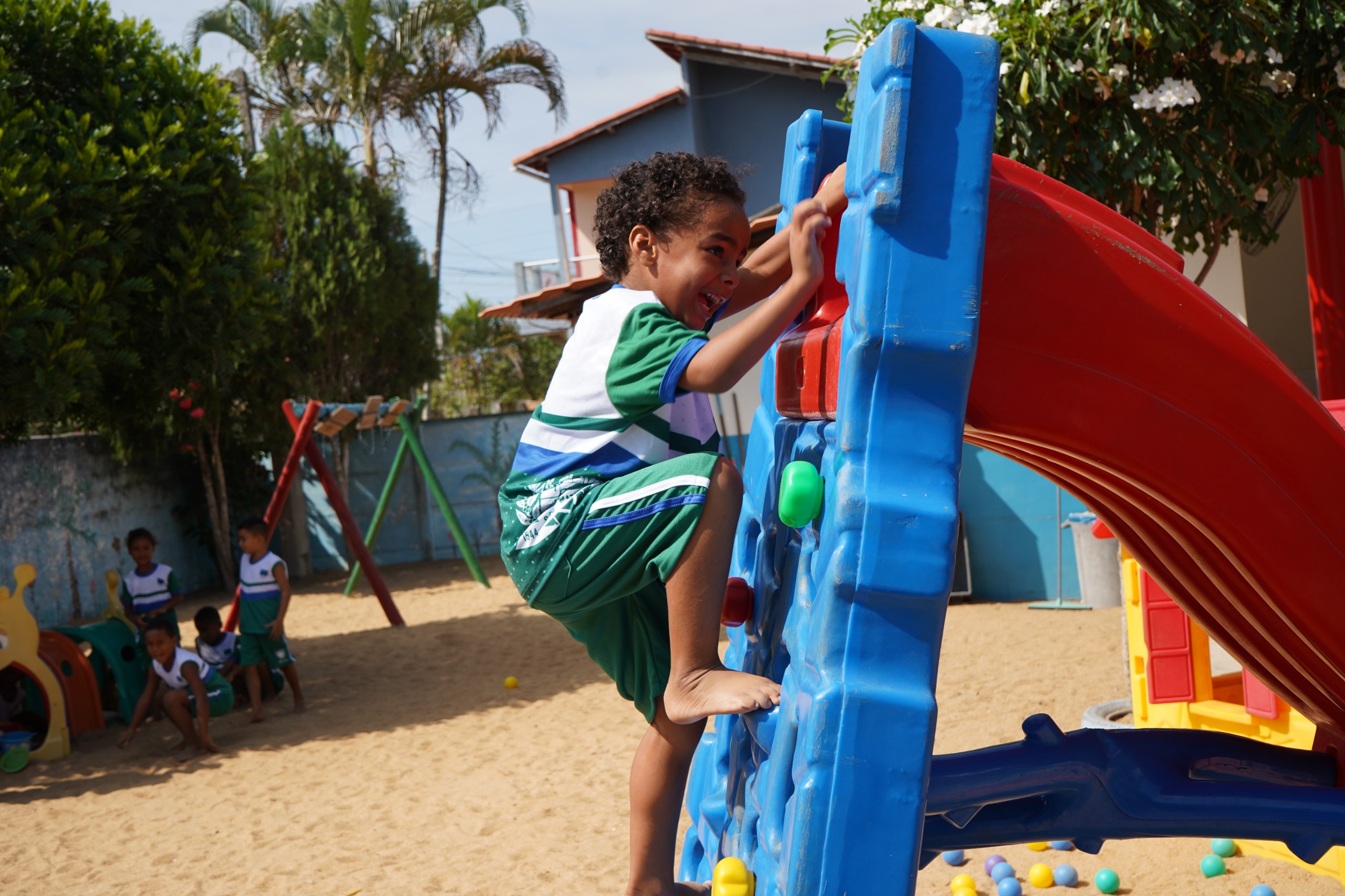 UM SONHO REALIZADO: PREFEITURA REALIZA ENTREGAS DOS UNIFORMES ESCOLARES EM SÃO MATEUS